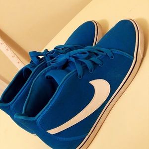 Nike shoe size:8.5 ;100% Authentic
